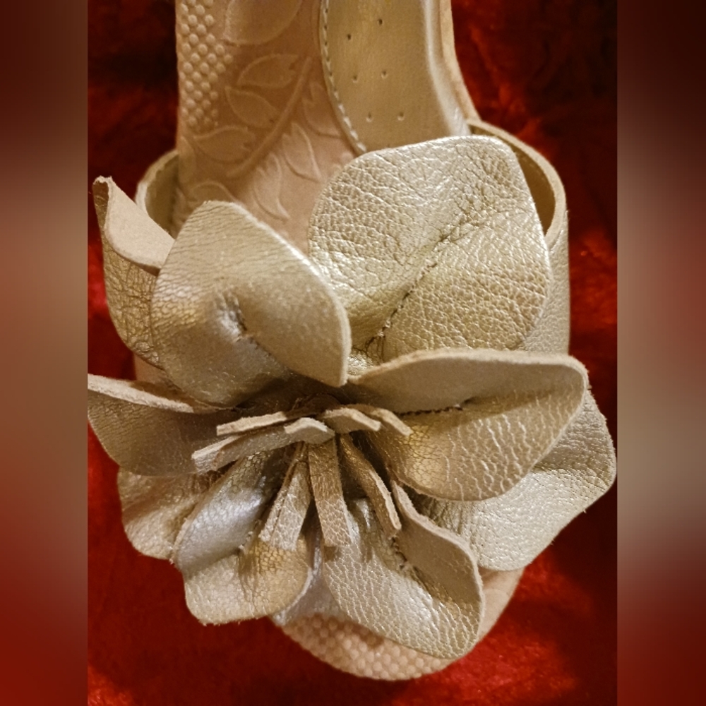 Beautiful Beige Leather Sandals with Flower Detail 9.5m